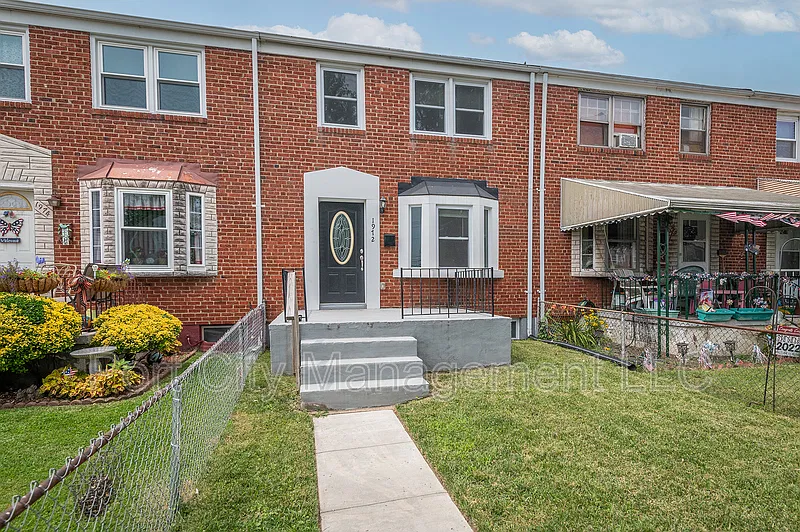 3 bed, 2.0 bath, 1152 sqft, $2,050 — Photo 3