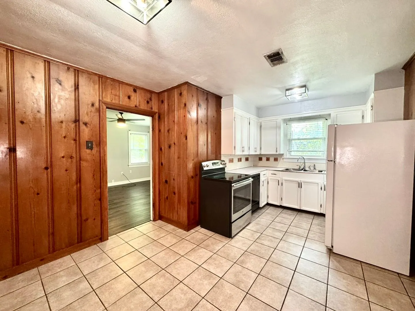 3 Bed 2 Bath Home in Hundred Oaks Subdivision — Photo 1