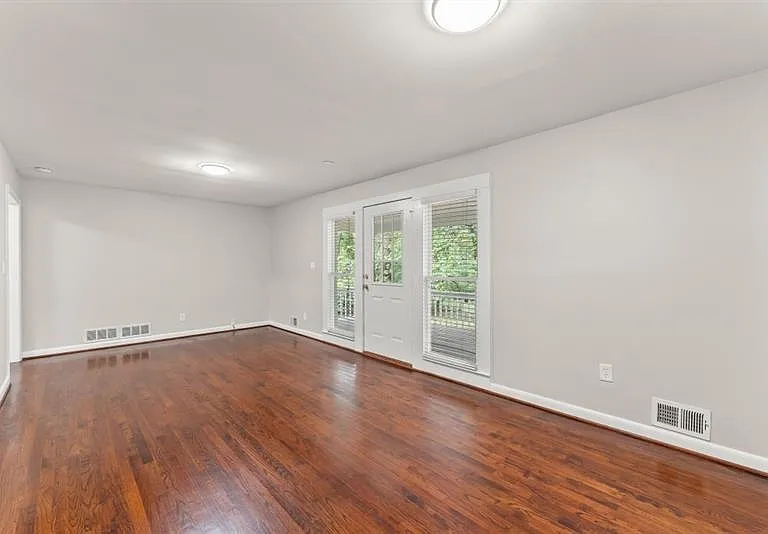 2352 Elmwood Cir SE — Photo 11