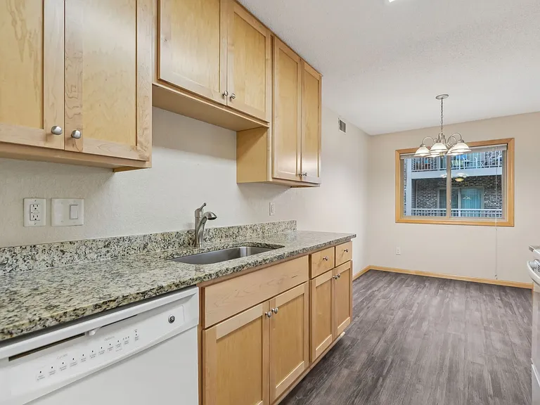 Larpenteur Estates Apartments — Photo 40