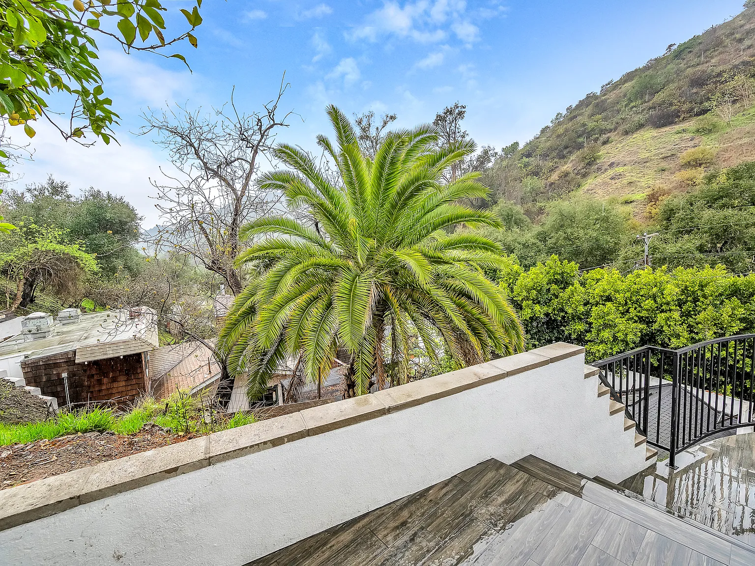 9848 Portola Dr - Elegant Beverly Hills Home Featuring Panoramic Canyon Views — Photo 4