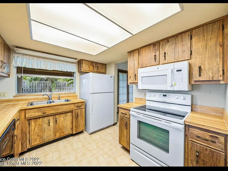 755 Verbenia Dr — Photo 13