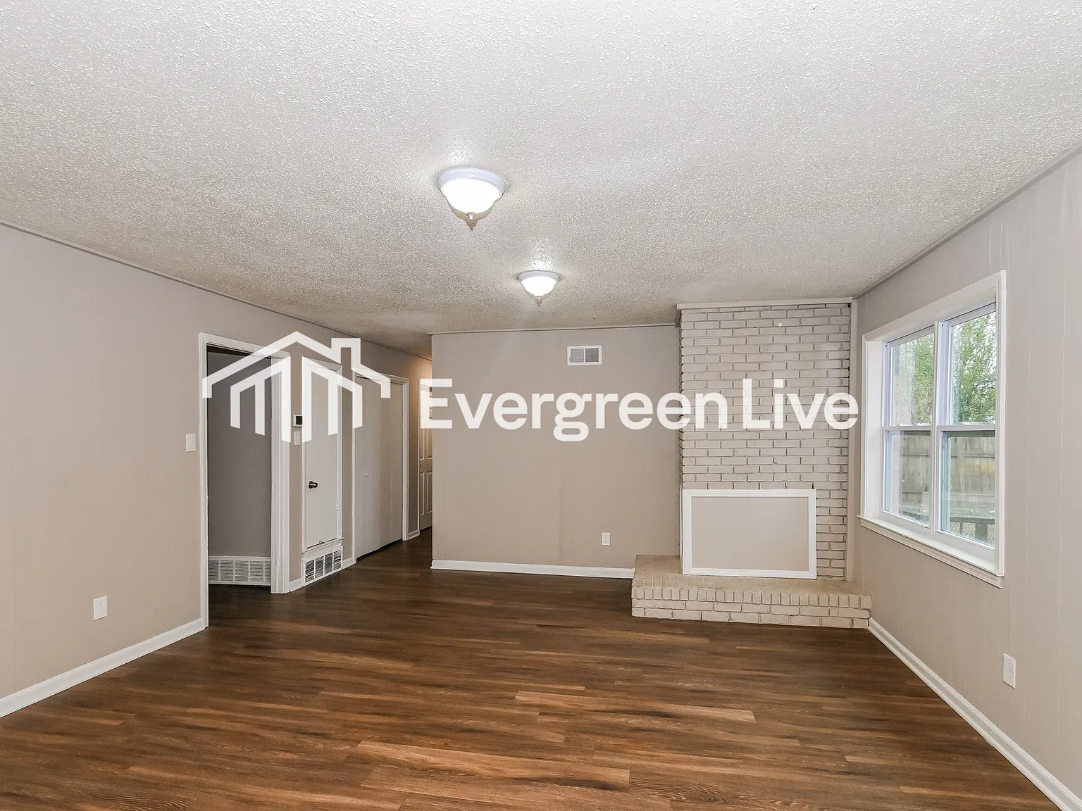 3 bed, 2.0 bath, 1322 sqft, $1,345 — Photo 3