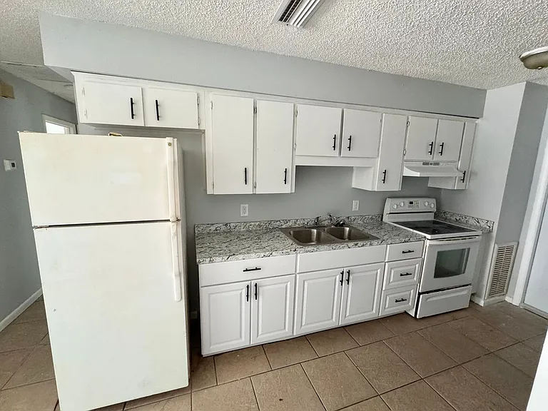 911 N Iowa Ave #2 — Photo 3