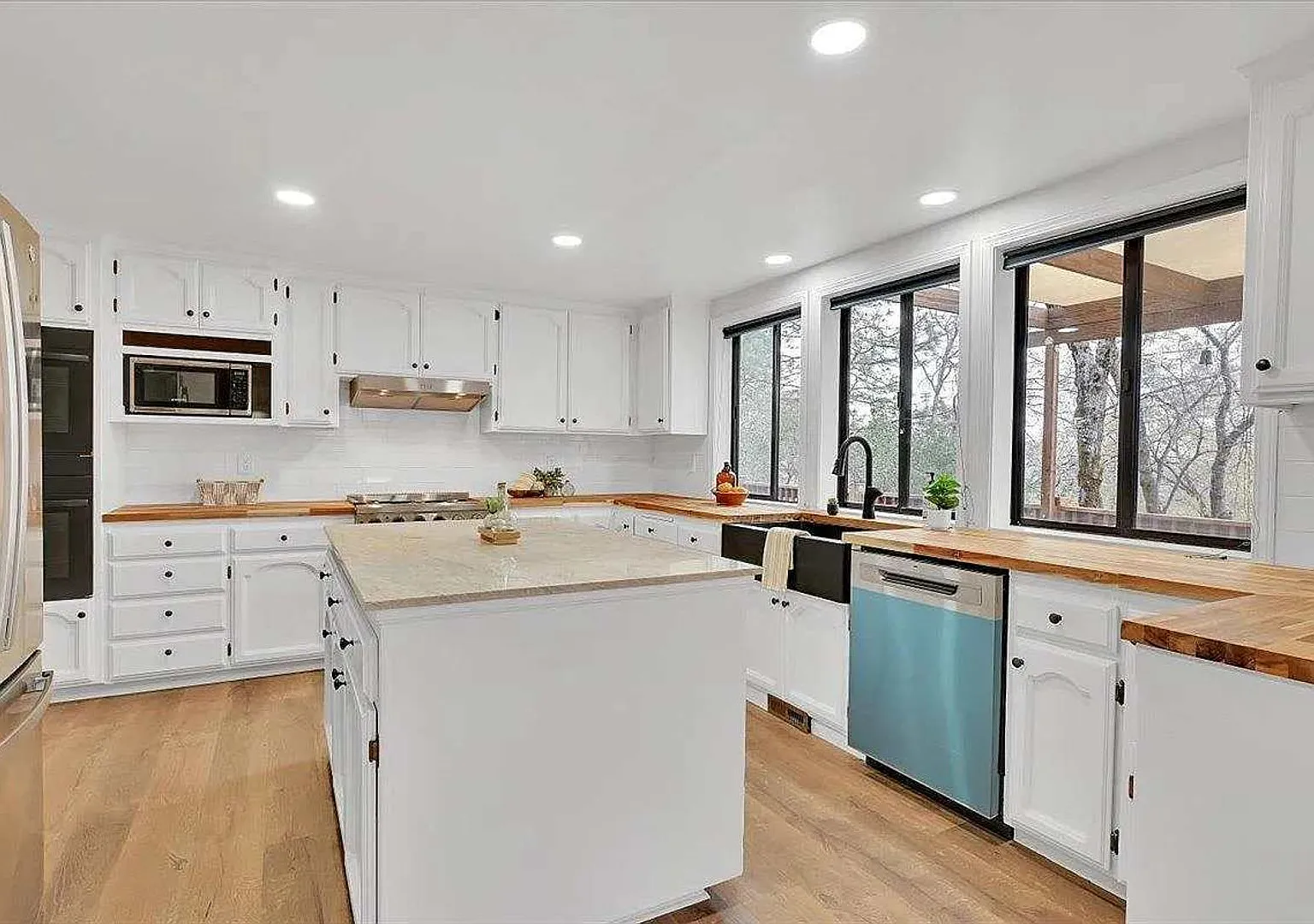 Large 4-bedroom Remodeled home in Lake Wildwood, Penn Valley, CA 95946 — Photo 4