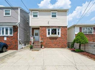 22 Suburbia Ct, Jersey City, NJ 07305