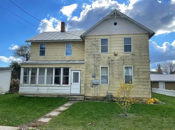 212 N Water St, Algoma, WI 54201
