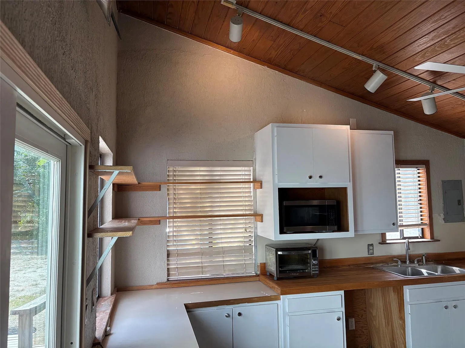 2 bed, 2.0 bath, 1000 sqft, $1,800 — Photo 1