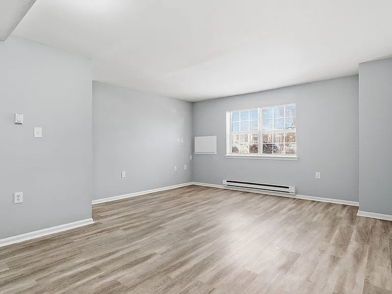 Waters Edge Apartments — Photo 47