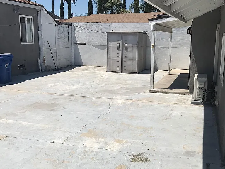 1042 S Rowan Ave #A — Photo 18