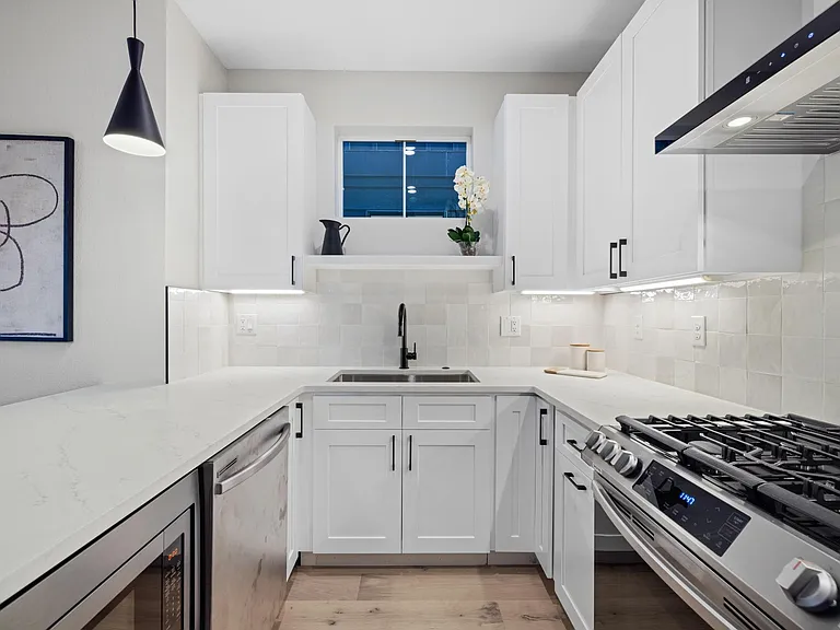 1476 Newton St — Photo 4