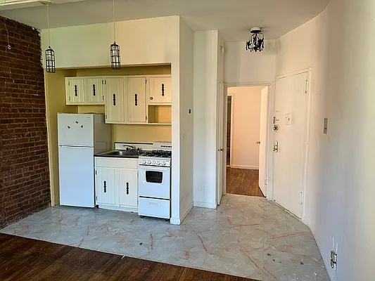 Rented by Eric Goodman Realty Corp | media 8