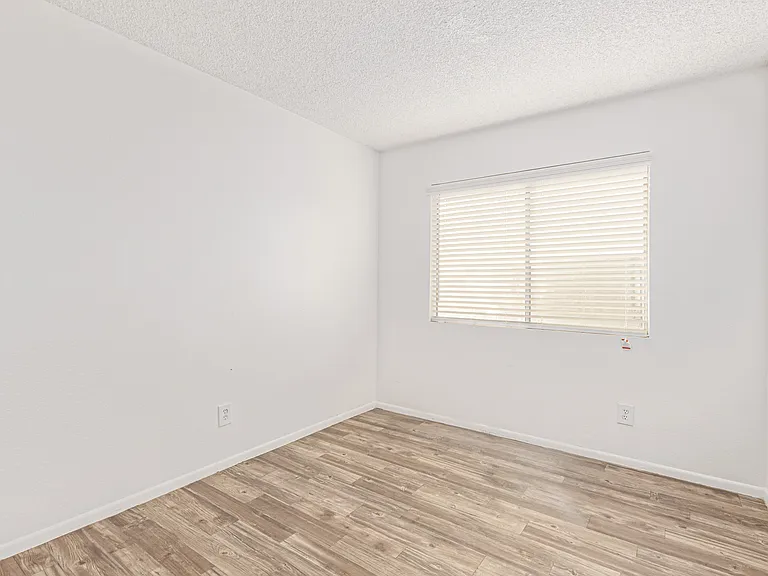 5810 N 48th Ln — Photo 14
