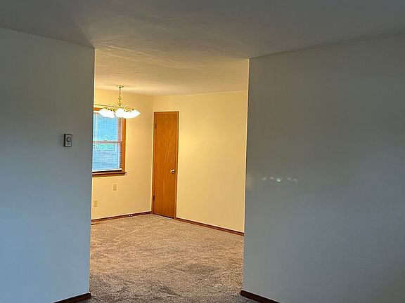 4th image of 202 E New Melville Rd