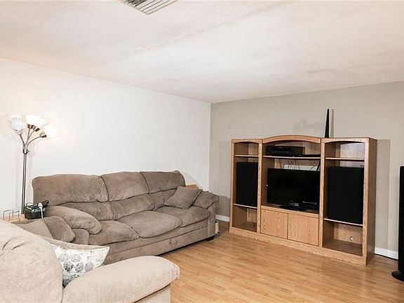 4th image of 4023 Menlo Ct