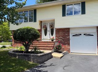 8 Quaint Ln, Hamilton, NJ 08690