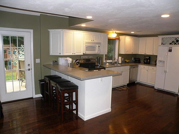 5th image of 99 Crossley St