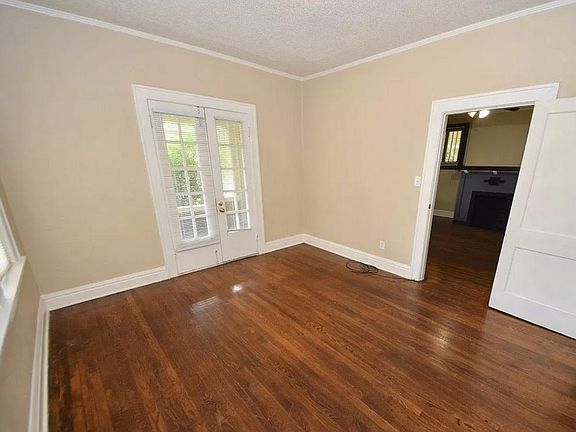 5th image of 900 N Willett St