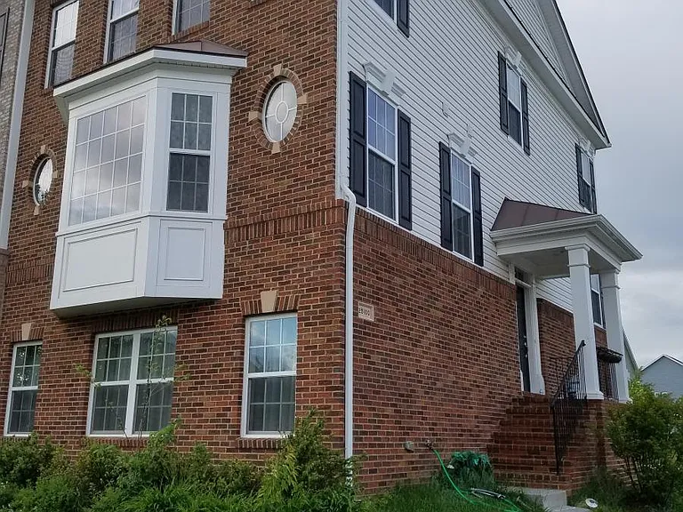 25100 Croxley Green Sq — Photo 3