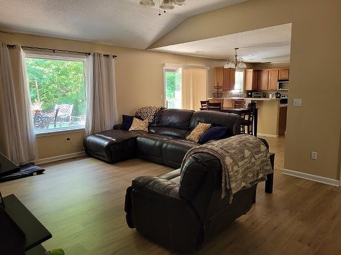 1st image of 808 Manhattan Dr