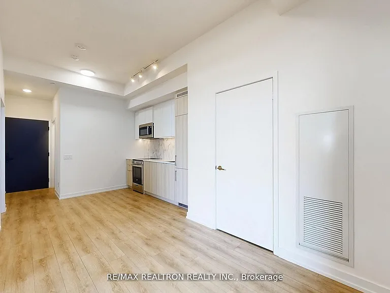 500 Dupont St #301 — Photo 30