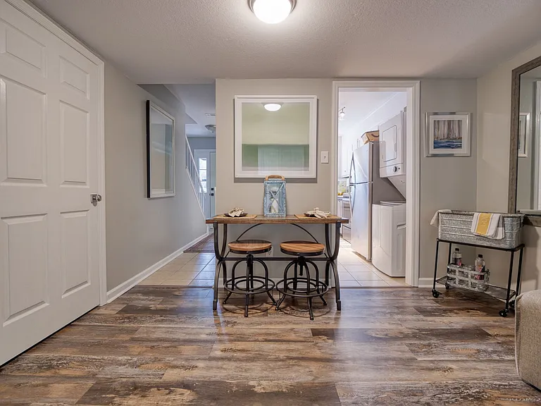 Center Town Condominiums — Photo 5