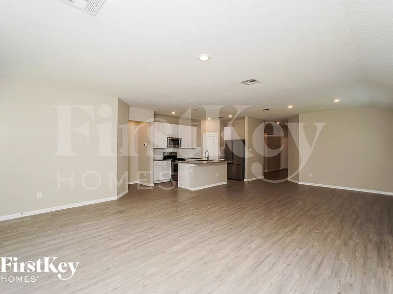 1224 Treehouse Ln — Photo 3