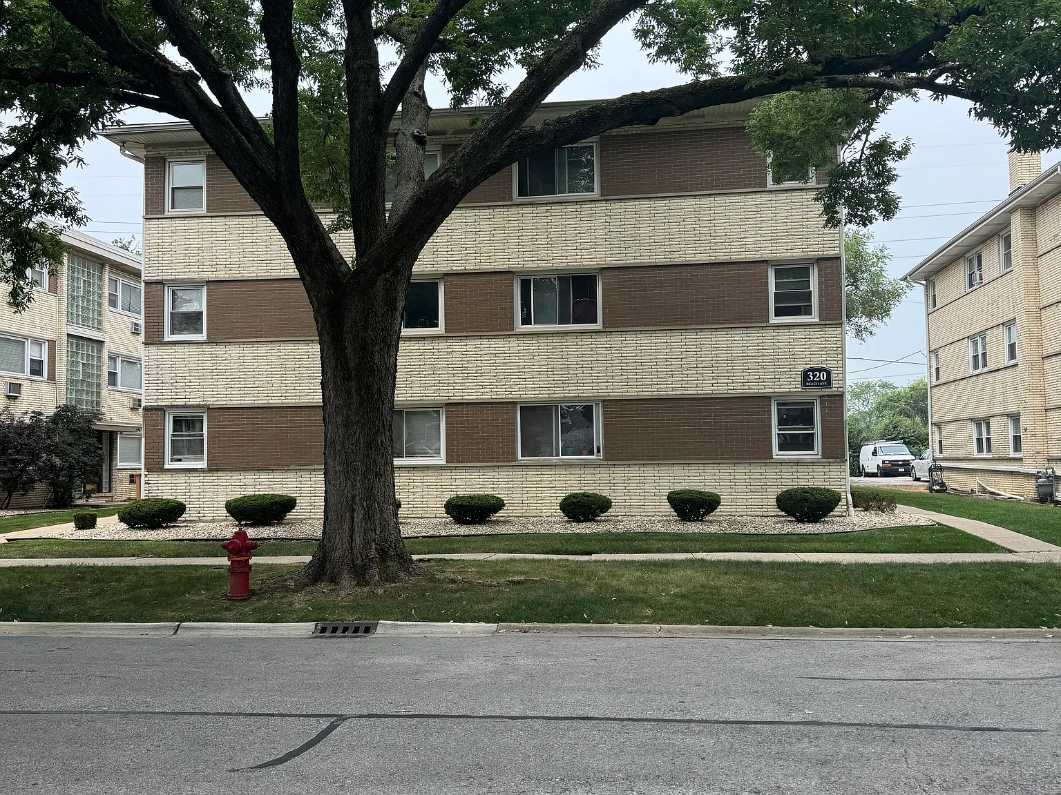 320 Beach Ave — Photo 1