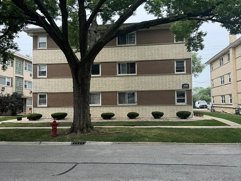 Beach Ave — Photo 1