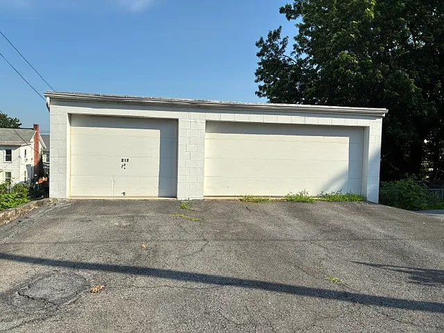 3 bed, 1.5 bath, $1,795 — Photo 2