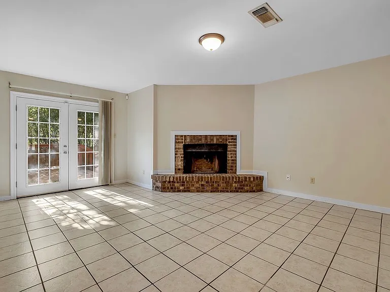 Wren Hollow Dr — Photo 14