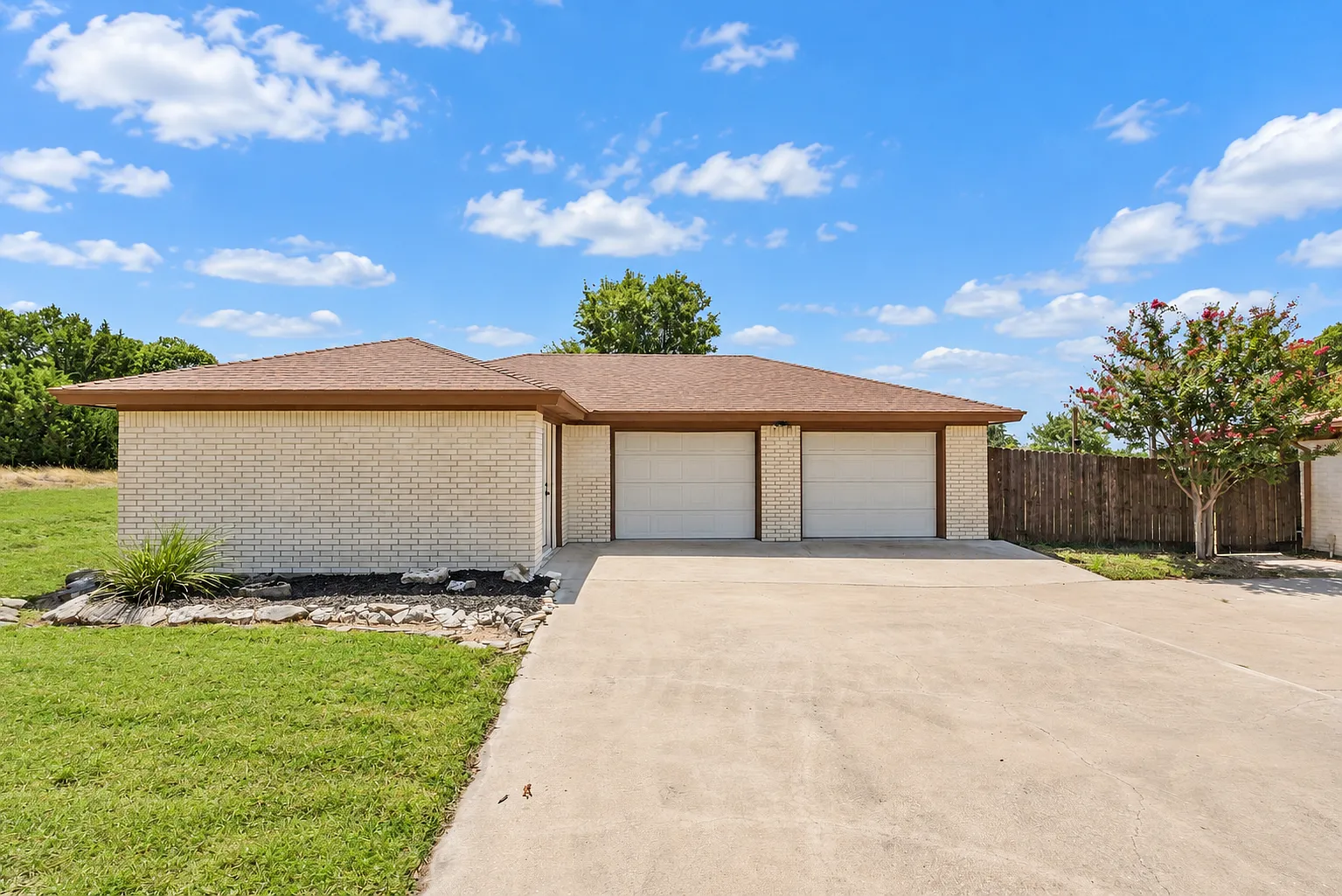 2acres & 4 Car Garage. — Photo 1
