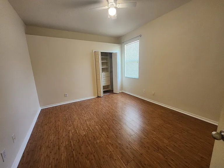 Jack & Jill (Bedroom 2)
Build-in closet
