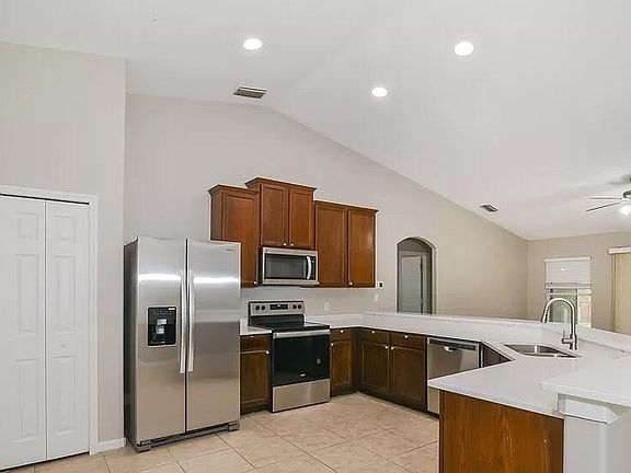 5th image of 903B Bonneville Ln
