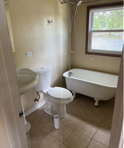 bathroom with claw-foot tub