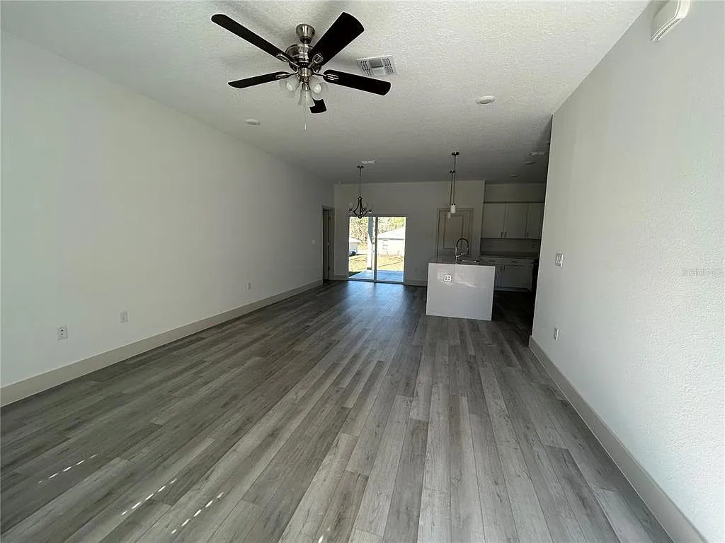 4 bed, 2.5 bath, 1551 sqft, $1,900 — Photo 4