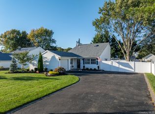 19 Carson Ln, Medford, NY 11763