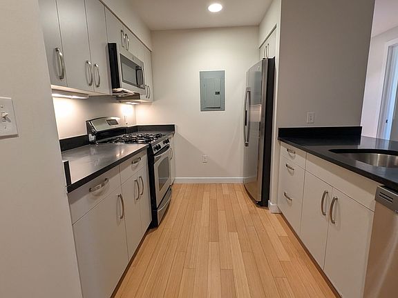 5th image of 606 Albany St #102