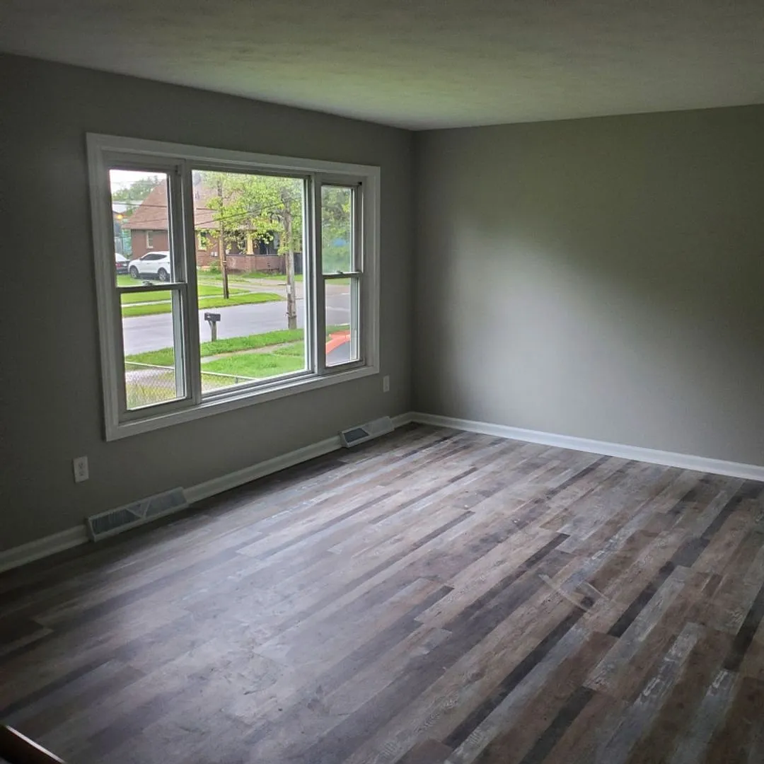 6 Bdrm House For Rent — Photo 2