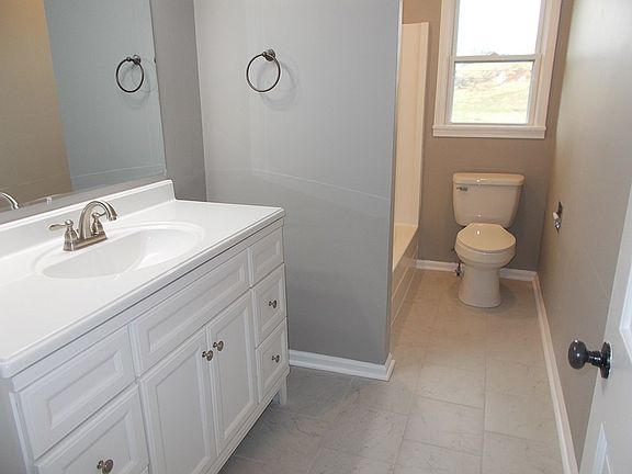 5th image of 1013 Canterbury Ln