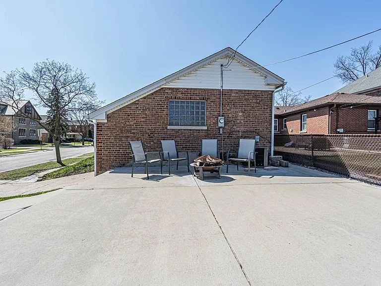 1100 Edmer Ave — Photo 21