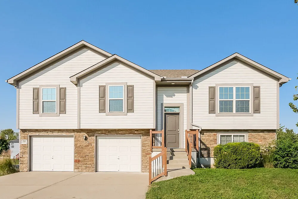 5 bed, 3.0 bath, 1942 sqft, $2,355 — Photo 1
