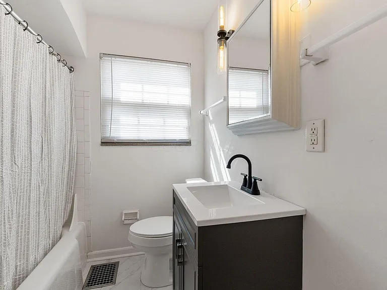 1147 S Cassingham Rd #B — Photo 10