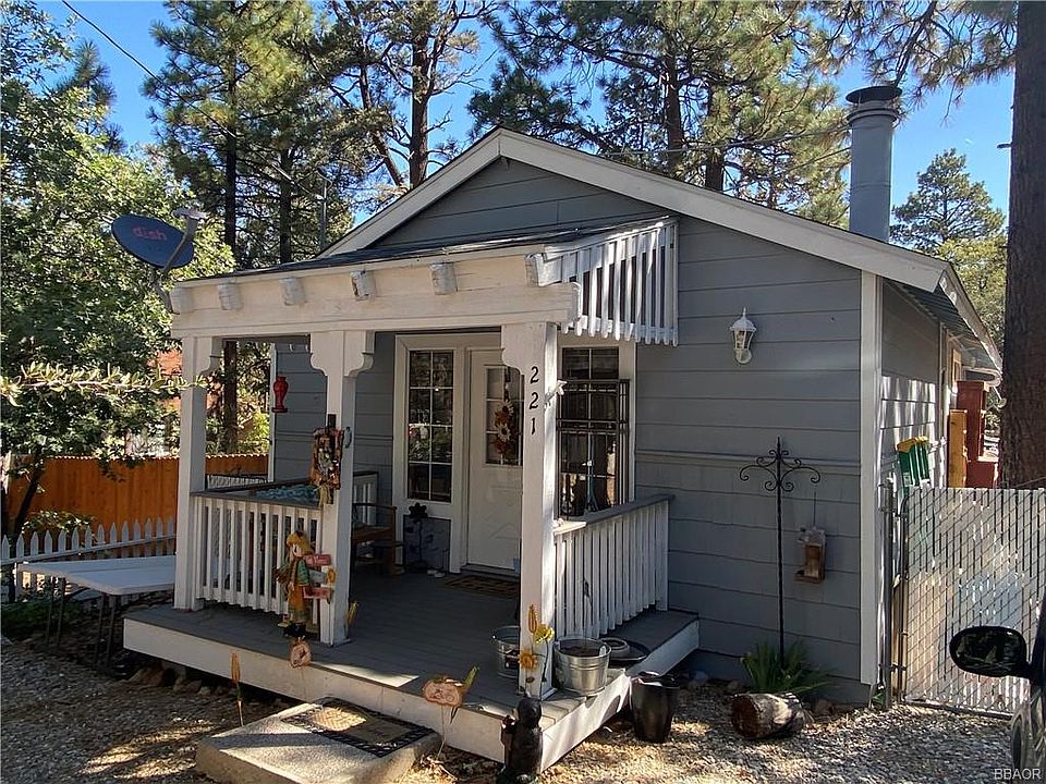 1st image of 221 Holmes Ln