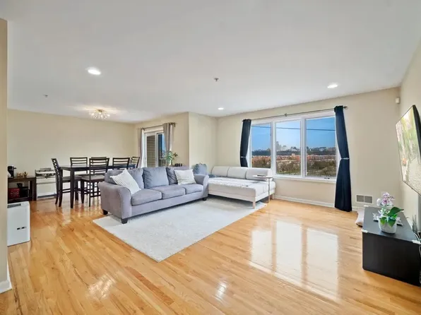 9 Legend Hills Drive image 7 of 19