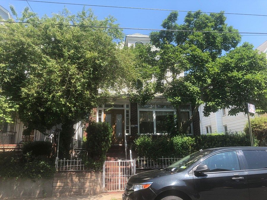 1st image of 563 E 32nd St