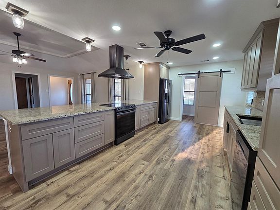 3rd image of 138 Pin Oak Dr