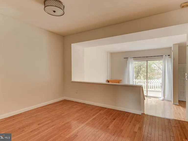 107 Montrose Ave — Photo 7