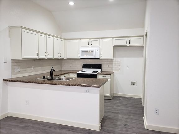 4th image of 719 Honeysuckle Dr
