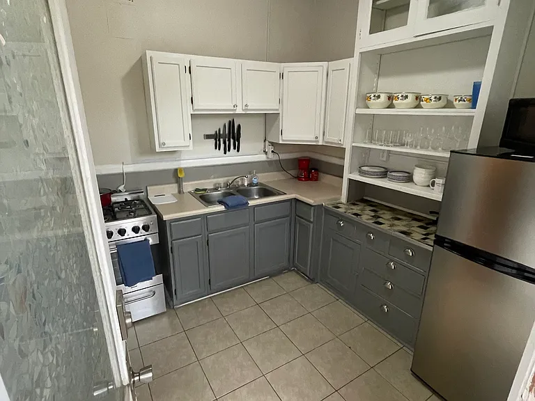 215 E 18th St #4 — Photo 10